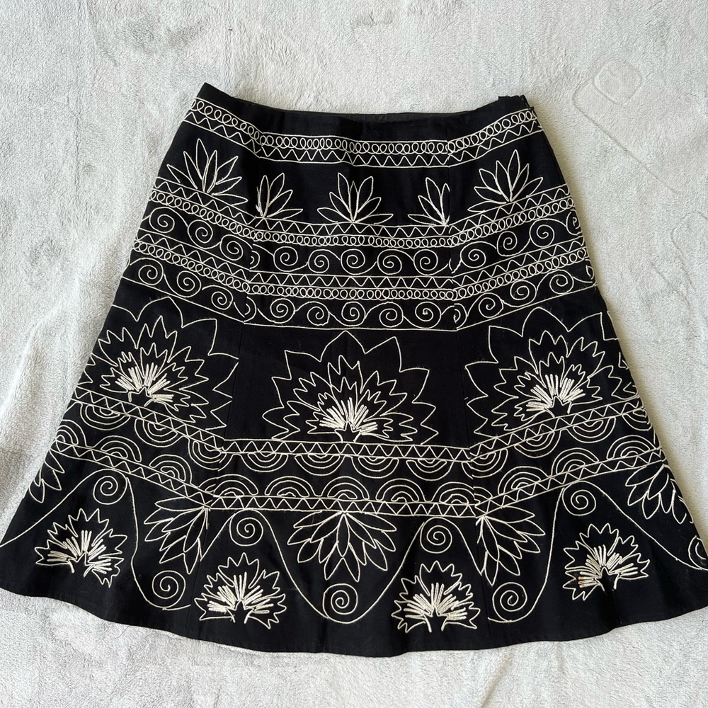 Beautiful black embroidered women’s skirt a-line size 2  XS unique quality